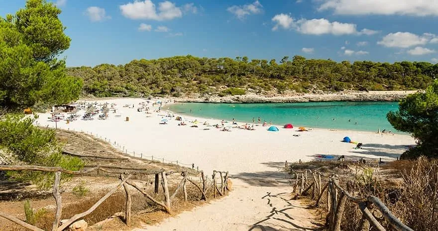 Zwillingsbuchten der Cala Mondragó mit kristallklarem türkisem Wasser und weißem Sand im Naturpark Mondragó, Mallorca