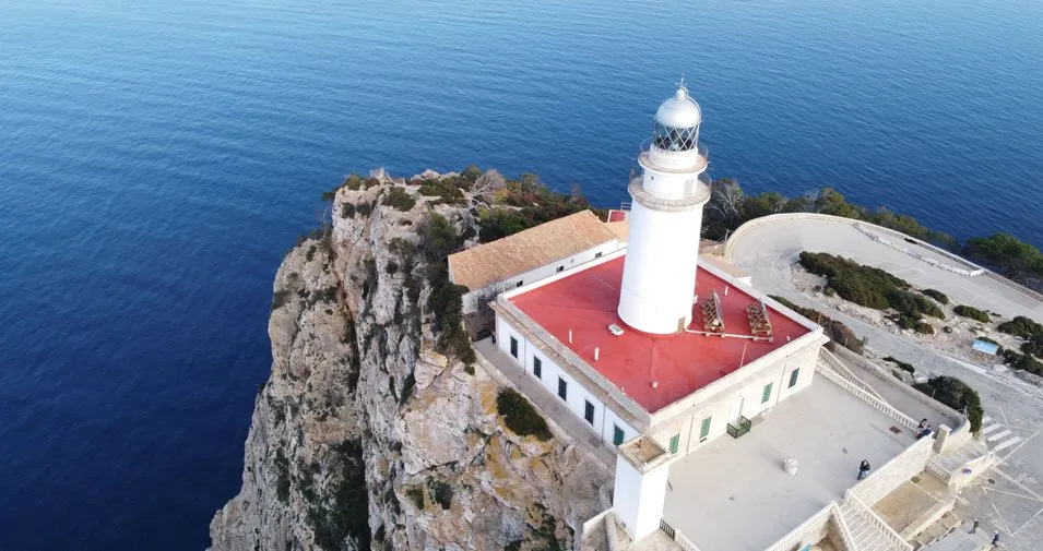 Leuchtturm Cap de Formentor auf den Klippen Mallorcas mit dem Mittelmeer im Hintergrund