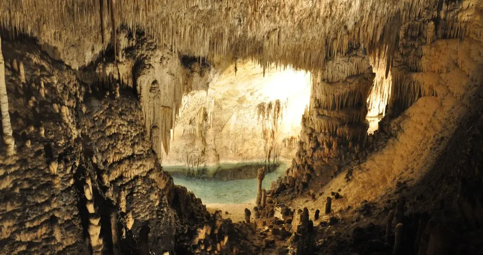 Unterirdischer See in den Coves del Drach mit Stalaktiten, die sich im stillen Wasser spiegeln, Porto Cristo, Mallorca