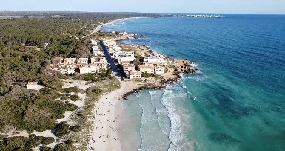 Es Trenc Strand mit türkisem Karibikwasser und weißem Sand im Süden Mallorcas