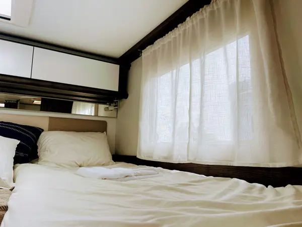 Bett mit Fenster