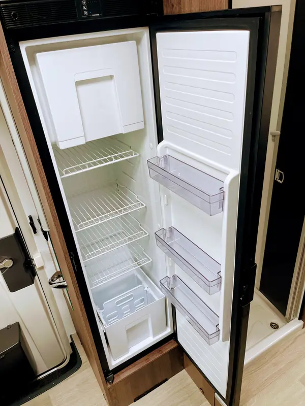 Geöffneter Kühlschrank