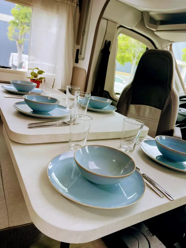 Tisch mit Geschirr und Fahrerhaus