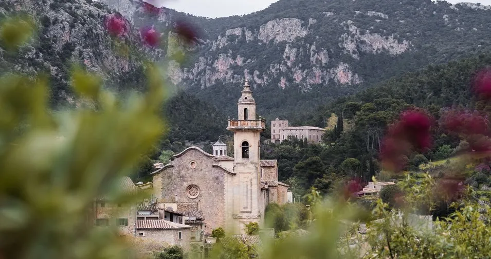 Valldemossa mit Kirche und Serra de Tramuntana im Hintergrund, Mallorca